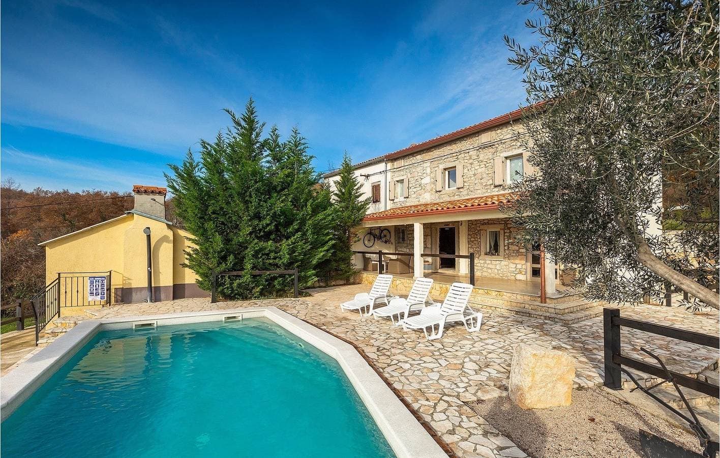 Foto 10 von 48: Sonnige 2-Zimmer-Wohnung mit Pool, WLAN und Parkplatz in der Nähe des Stadtzentrums von Vinez
