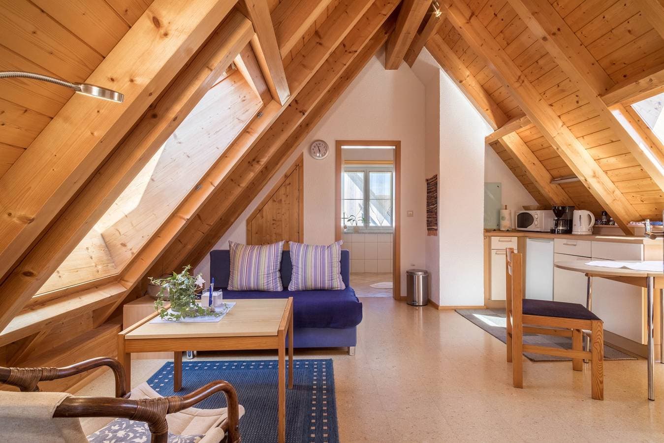 Foto 2 von 19: Gemütliche Ferienwohnung im Dachgeschoss "Haus Sonnenschein" mit WLAN, Terrasse & Garten