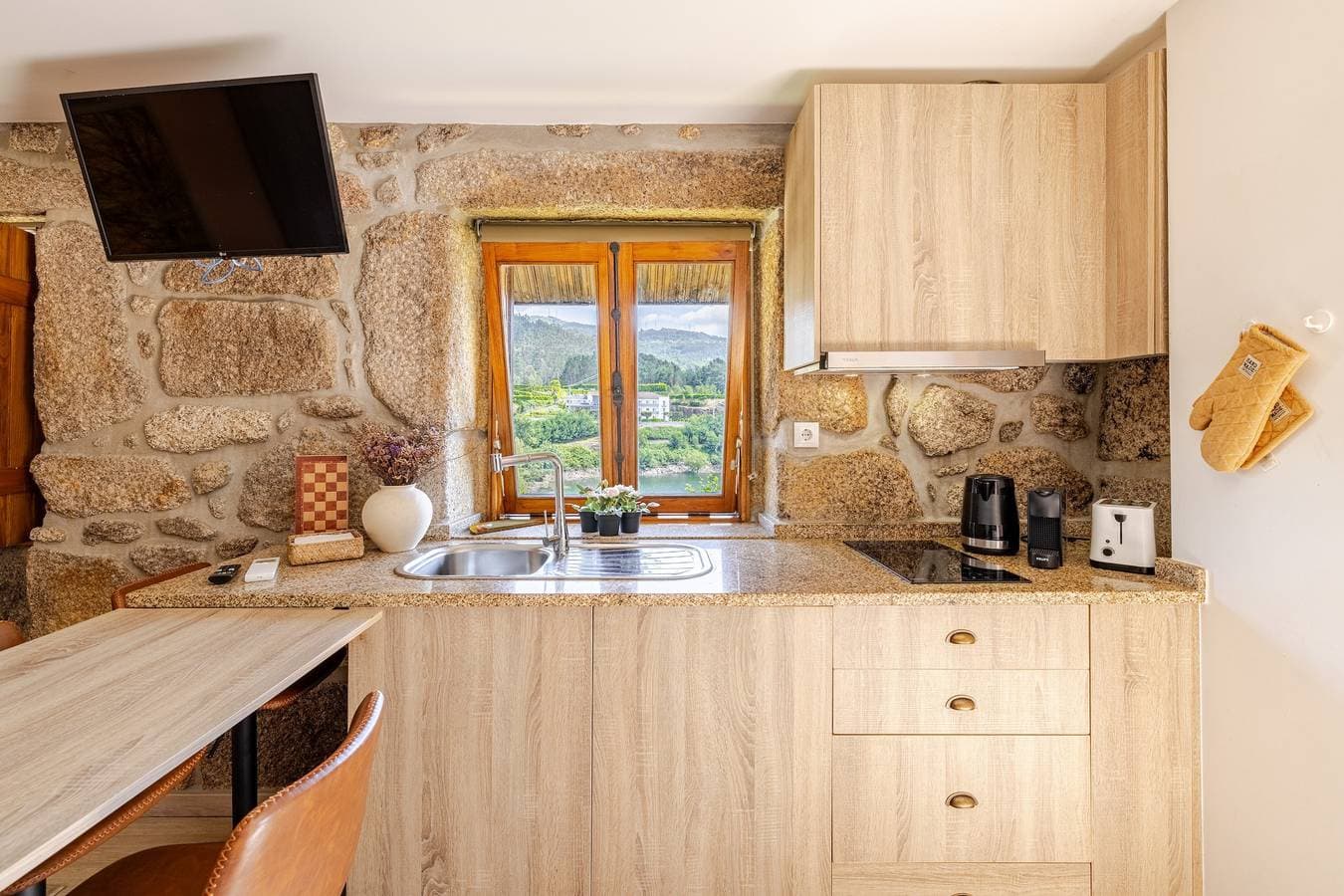 Foto 6 von 18: Ferienhaus 'Estúdio À Beira Da Água No Gerês' mit Seeblick, WLAN und Klimaanlage