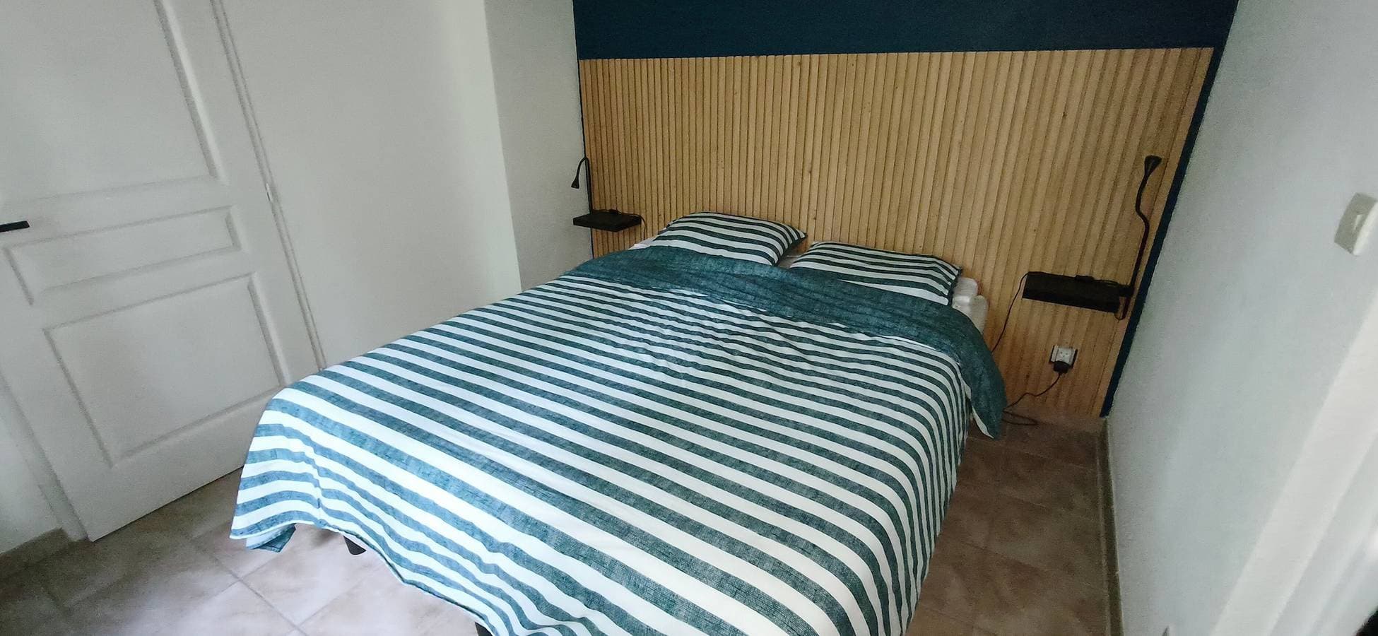 Foto 12 von 36: Ferienhaus 'Colombard' mit Seeblick, Gemeinschaftspool und WLAN