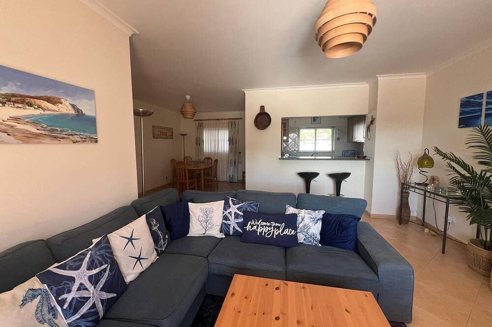 Foto 10 von 22: Geräumiges Luxusapartment Riesiger Balkon mit Blick auf Schwimmbäder & Gärten