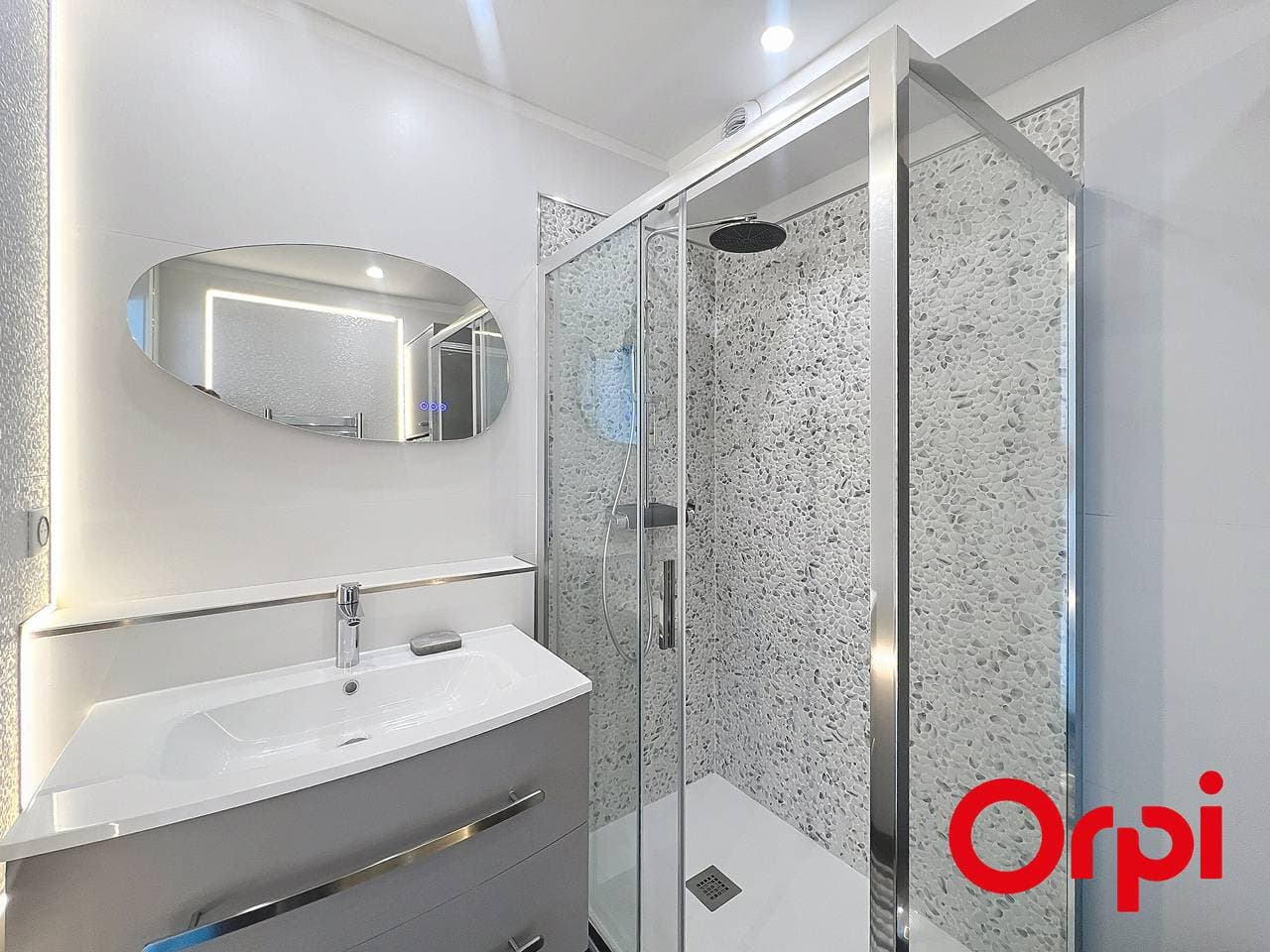 Foto 9 von 17: Modernes Studio mit Terrasse, klimatisiert, WIFI, 2 Personen in Menton