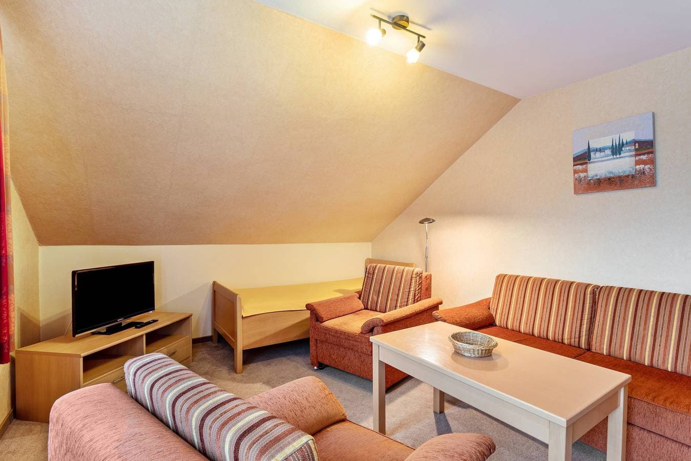Foto 3 von 19: Haus Erika - Ferienwohnung 3 mit WLAN, Balkon und Gemeinschaftsgarten nahe Skywalk