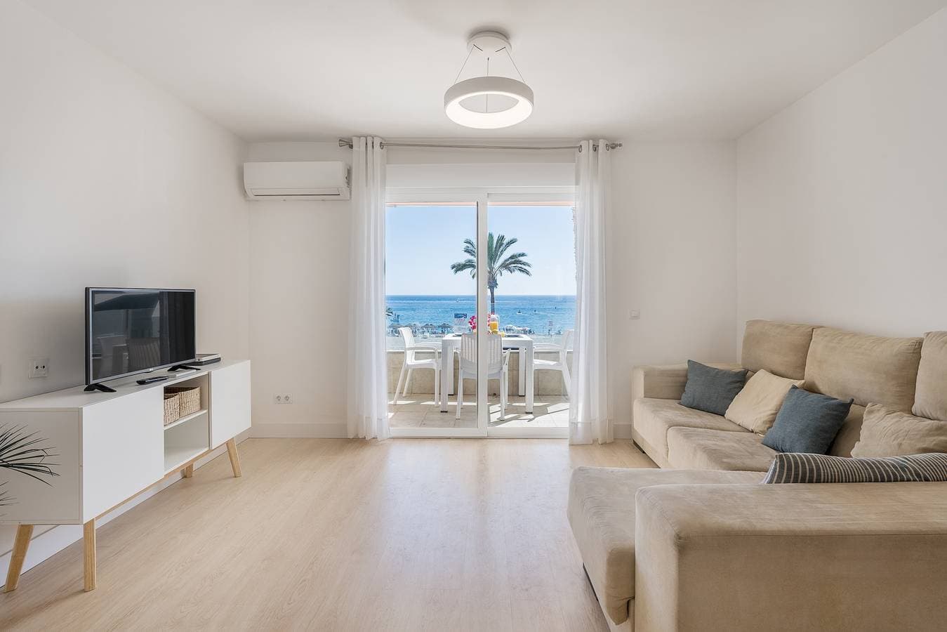 Foto 3 von 28: Ferienwohnung 'Primera Linea De Playa La Herradura' mit Meerblick, Balkon und WLAN