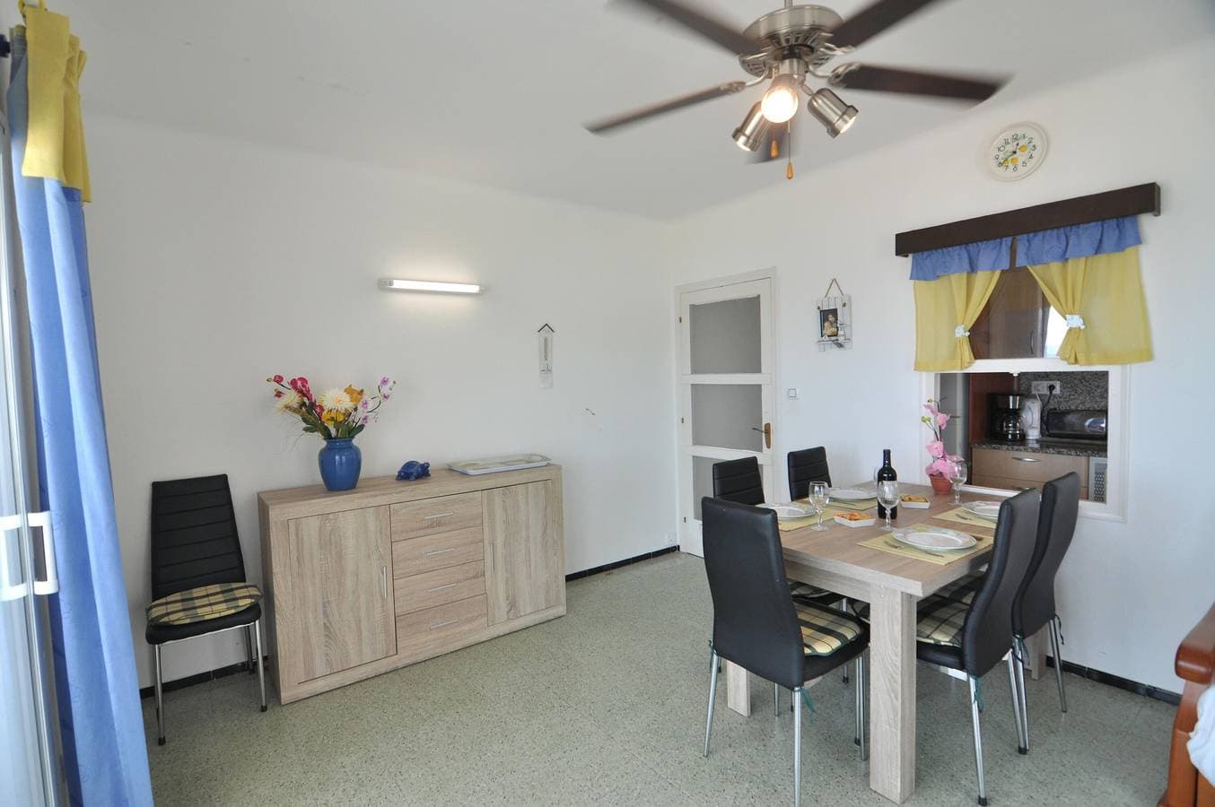 Foto 5 von 38: Charmante Wohnung zur Miete in Roses, Costa Brava! Ideal für 5 Personen, nur 10 Meter vom Strand entfernt. Buchen Sie jetzt!