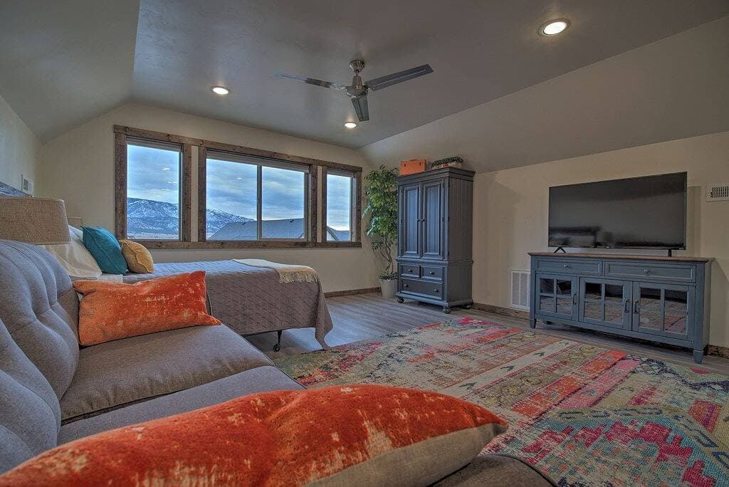 Foto 10 von 28: Custom Studio Apartment with Mountain Views and Garage Parking!