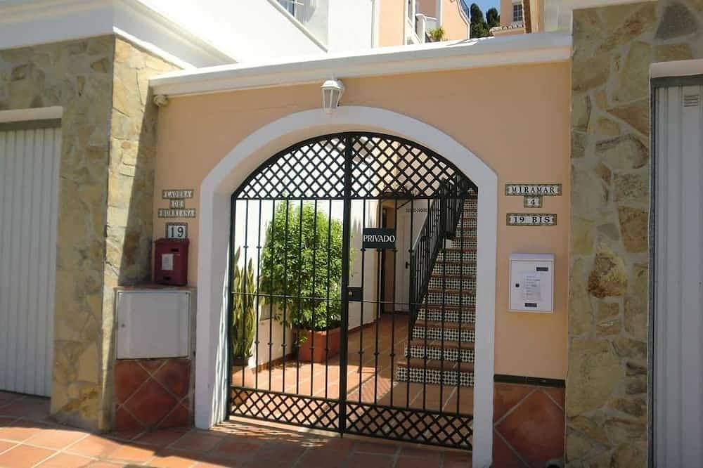 Foto 7 von 12: Penthouse 3 bedroom apartment, with shared pool, walking distance from the Sea.