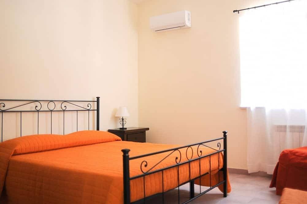 Foto 2 von 18: Villa Bruca ist ein Zweifamilienhaus, das aus zwei getrennten Einheiten besteht.Die angebotene Einheit, Villa Bruca 2, umfasst ein Schlafzimmer mit Doppelbett und der Möglichkeit, ein Einzelbett hinzuzufügen, ein großes Badezimmer mit moderner, geräu