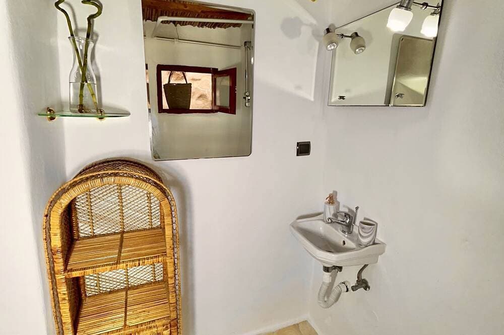 Foto 4 von 18: \"Kelari\"  300 years old cottage \"Natura cottages\" with sea view  shared garden