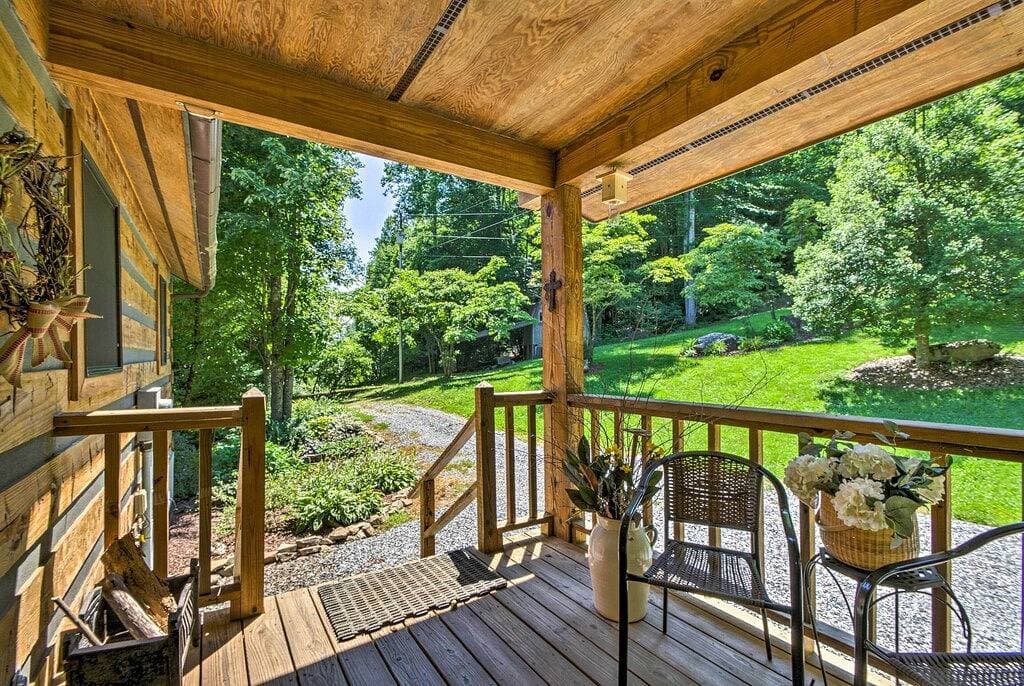 Foto 12 von 24: Bryson City Cabin w / Hot Tub & Deck - auf mehr als 2 Acres!