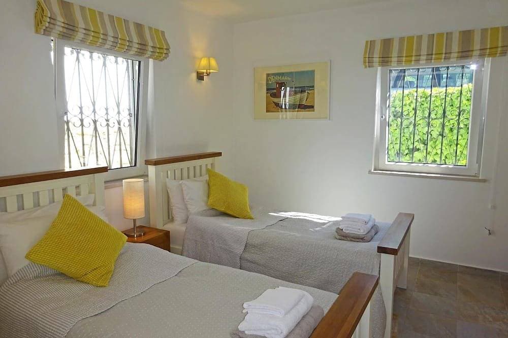 Foto 3 von 30: Luxuriöse Villa mit 2 Schlafzimmern auf der Quinta da Saudade mit 2 Pools, Tennisplatz usw.