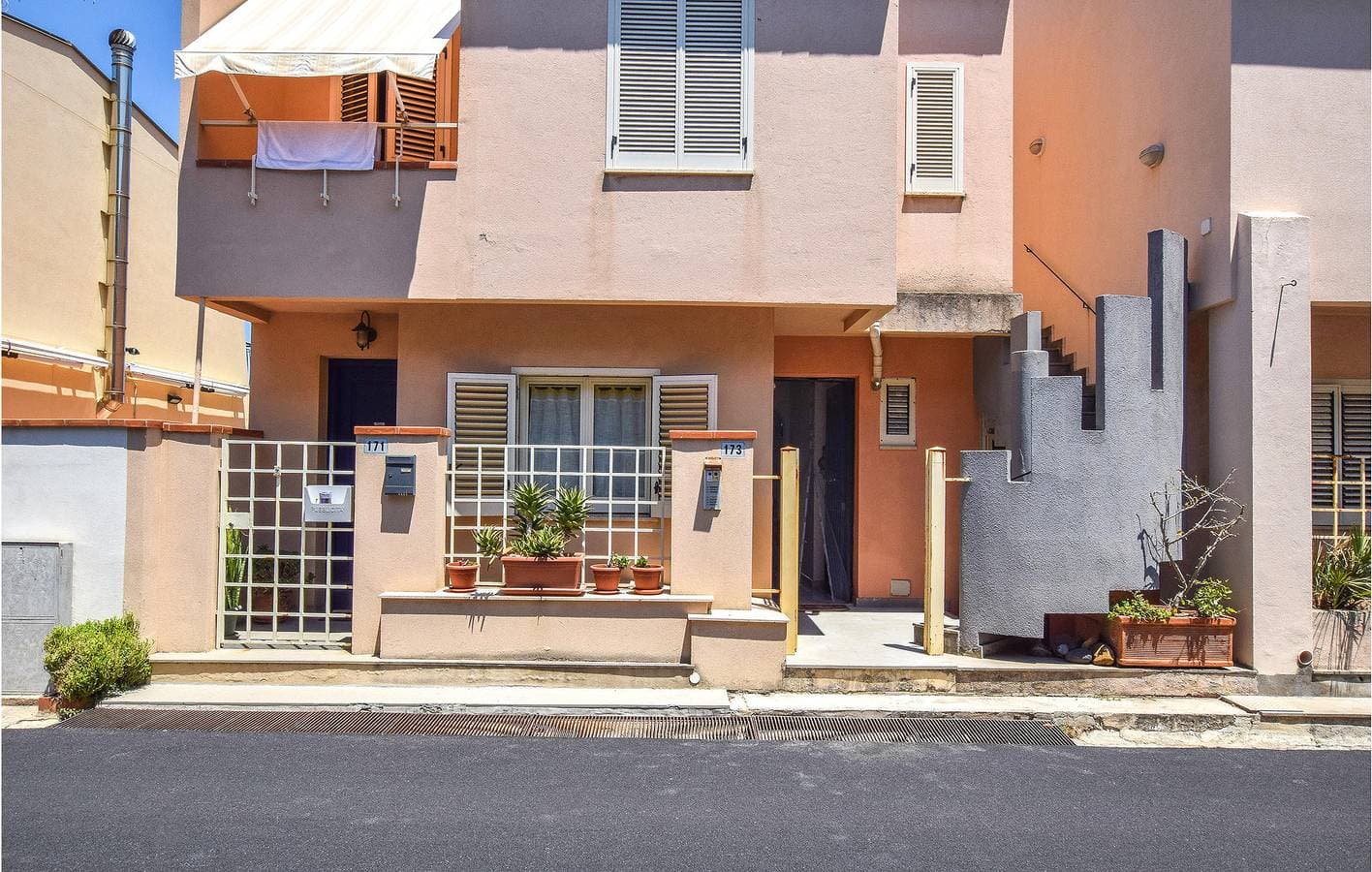 Strandnahe 90m² Wohnung: A/C, Parkplatz, Terrasse & WiFi 1