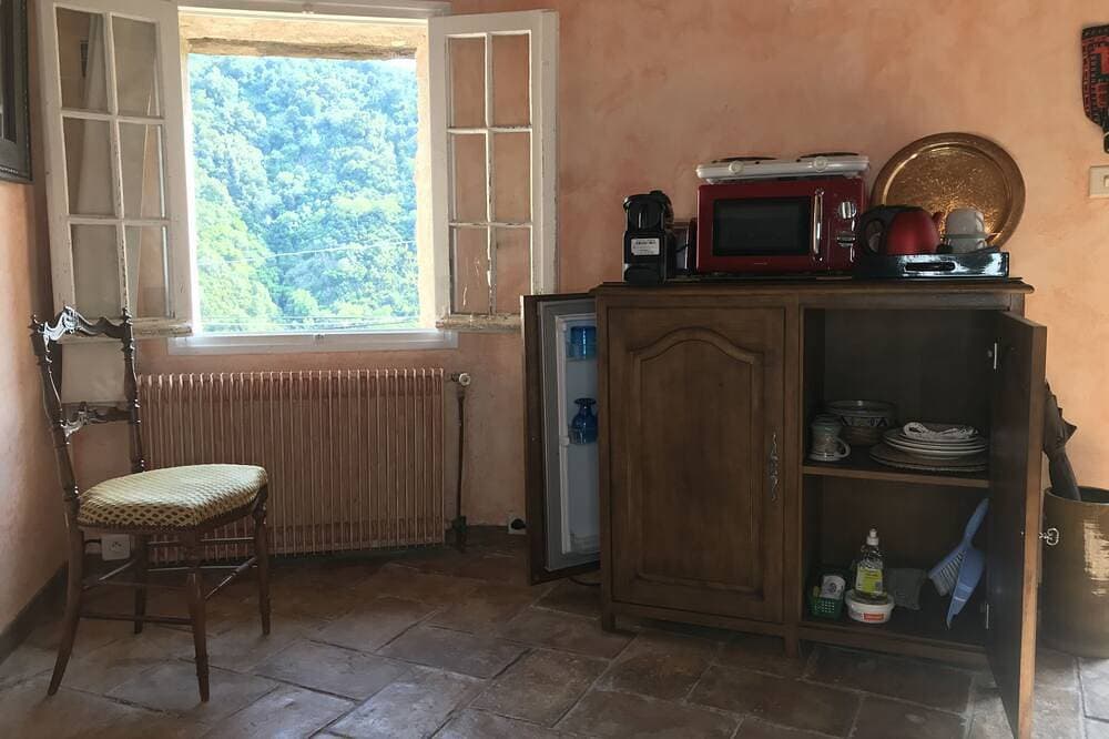 Foto 13 von 23: Self-contained room in a medieval village. Charm and silence near Cannes.