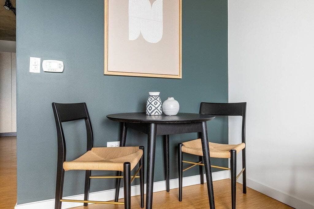 Lovely Lincoln Park Studio w/ W/D, walk to L & New City, by Blueground 1