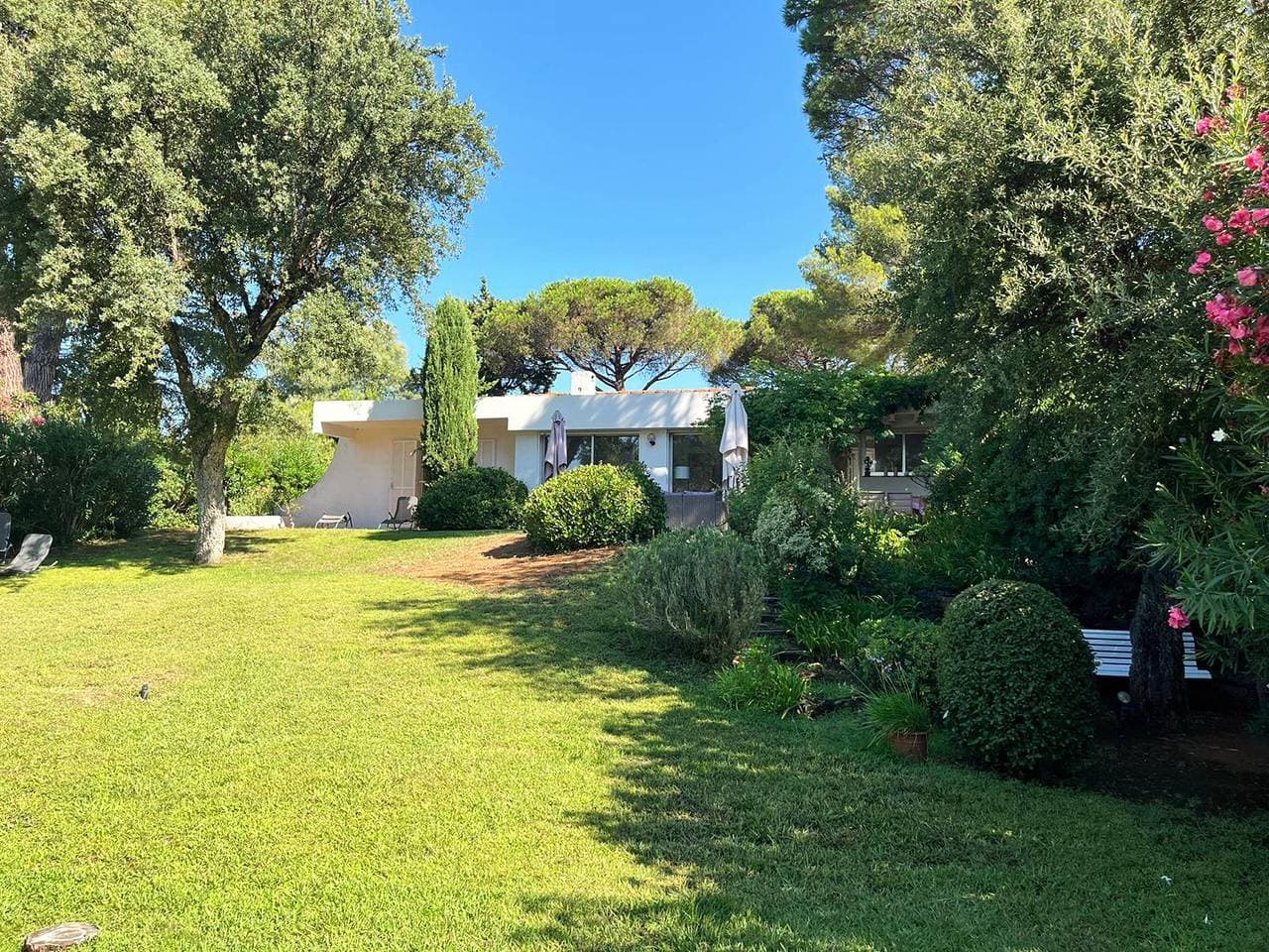 Attraktiv eingerichtete Villa mit Meerblick 1