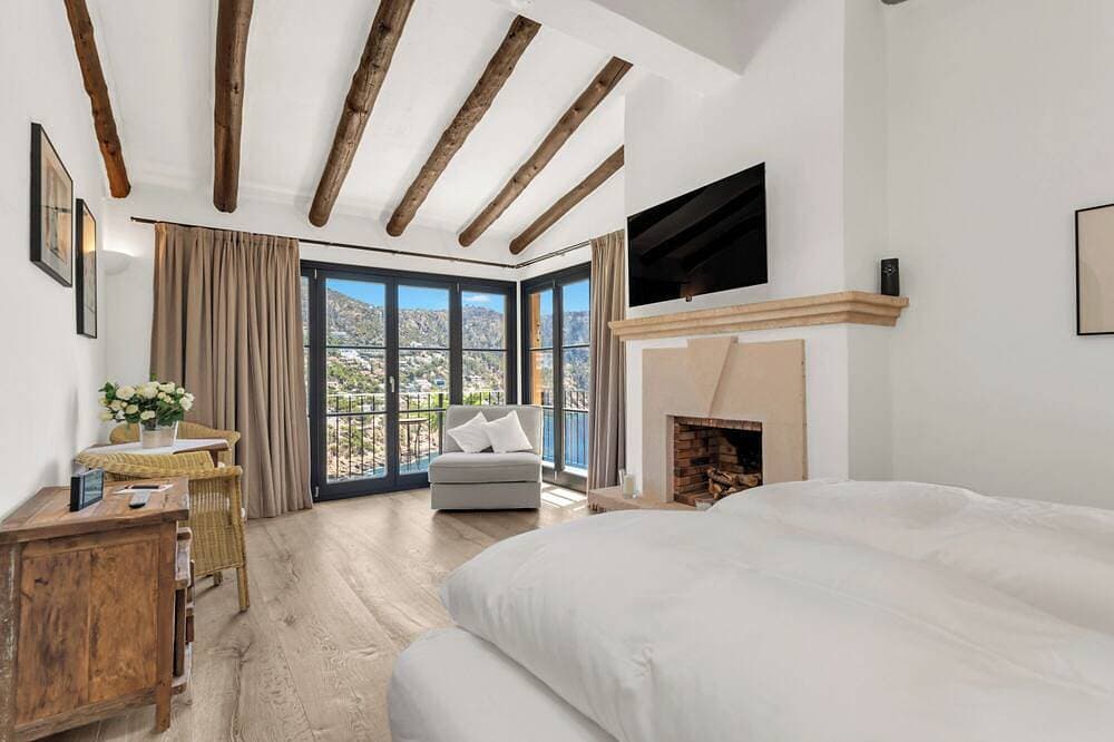 Foto 3 von 30: Luxurious villa with amazing sea view and mesmerizing sunsets in Cala Llamp