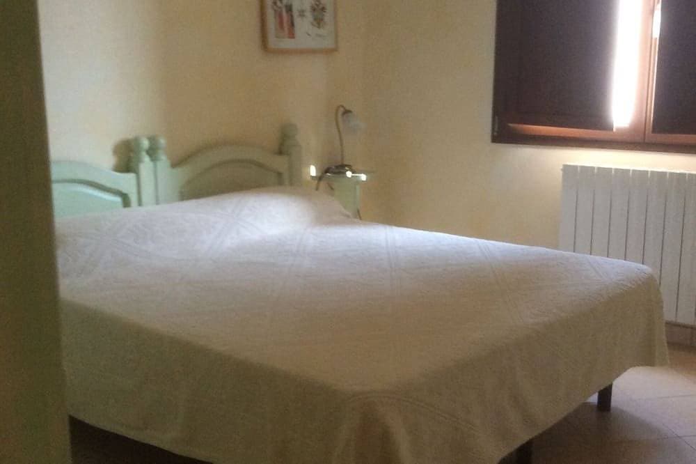 Foto 2 von 14: Large two-room apartment on the first floor, with balcony and bathroom.