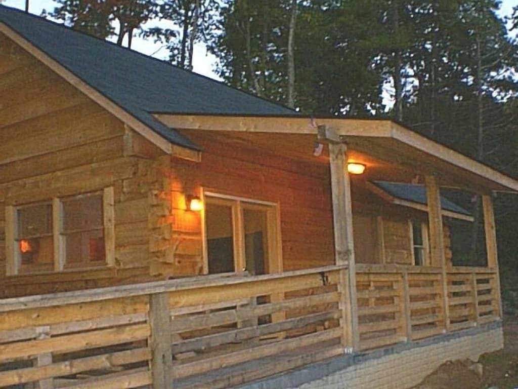 Foto 5 von 30: Abgeschiedenes Blockhaus. Heiße Wanne auf Deck und Whirlpool für zwei Personen am Kamin