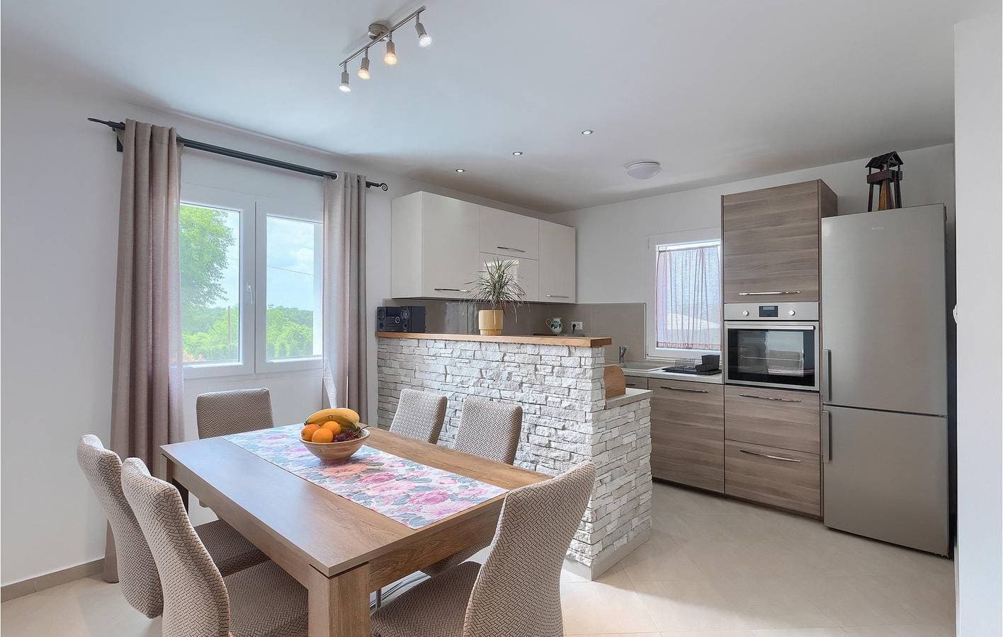 Foto 10 von 48: Geräumige 2-Zimmer-Wohnung mit Pool und WLAN, 800 m vom Zentrum von Jakovici entfernt