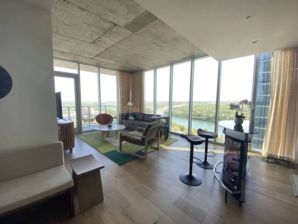 Foto 4 von 34: Luxury Condo w/ Lake View -Walk to Rainey & Lake, Pool, Gym, King Bed, Nespresso
