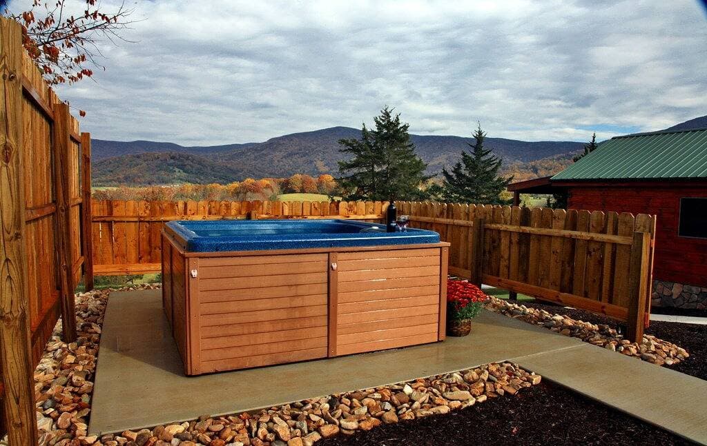 Foto 9 von 19: Romantische Paare entkommen schöne Aussicht auf die Berge, Whirlpool, See in der Nähe von Luray