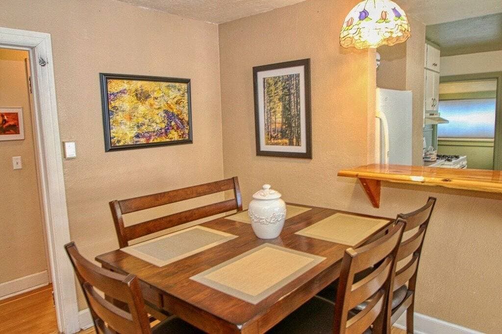 Foto 2 von 9: Charming Home In the Heart of Downtown Philipsburg