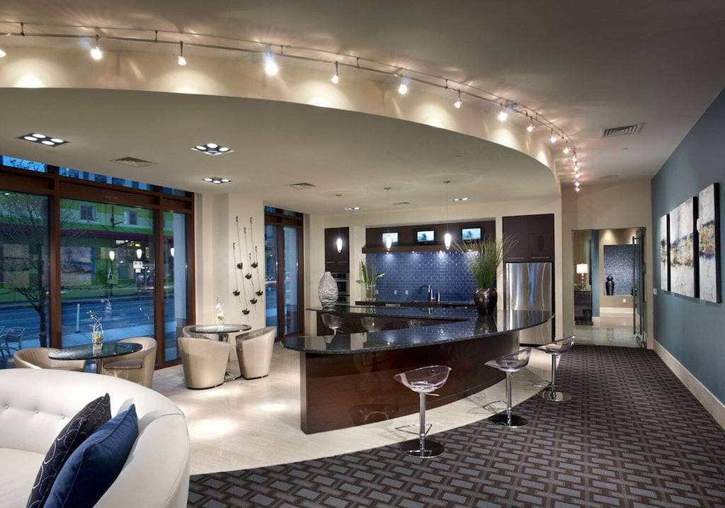 Foto 5 von 30: Sleek Downtown 1Br w/ Gym, W/D & Deck, walk to 6th St bars, by Blueground