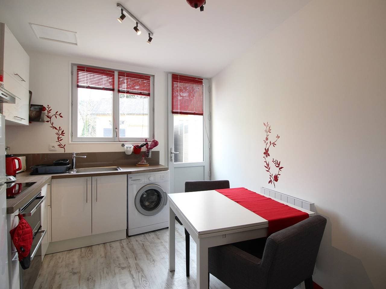 La Bourboule: Gemütliche 2-Zimmer-Wohnung mit Terrasse und Balkon, nahe Zentrum und Thermen 1
