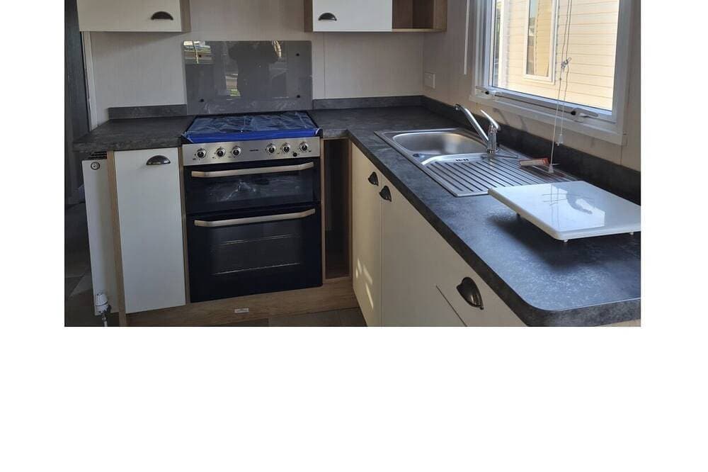 Foto 10 von 21: Delux Caravan für 6 Personen auf fantastischem Gelände mit Terrassentüren nach draußen.