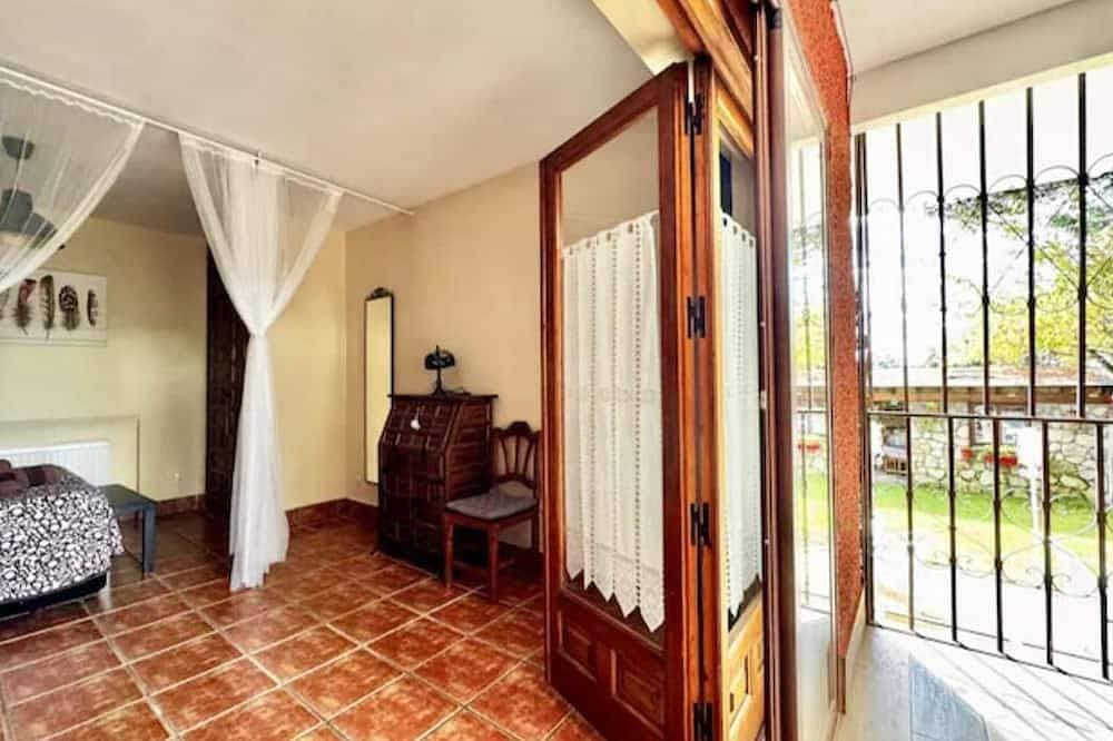 Foto 3 von 29: Pedriza-la casa de Galapagar, charming lodging, terrace and garden view
