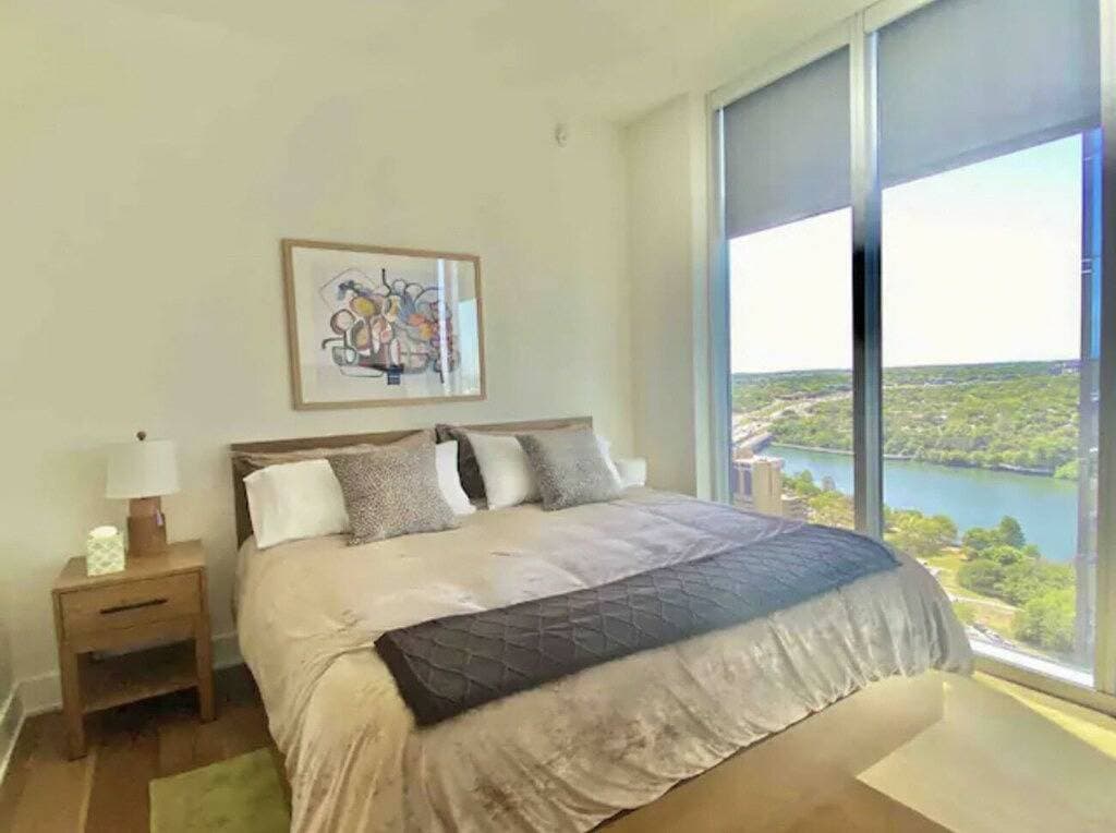 Foto 7 von 34: Luxury Condo w/ Lake View -Walk to Rainey & Lake, Pool, Gym, King Bed, Nespresso
