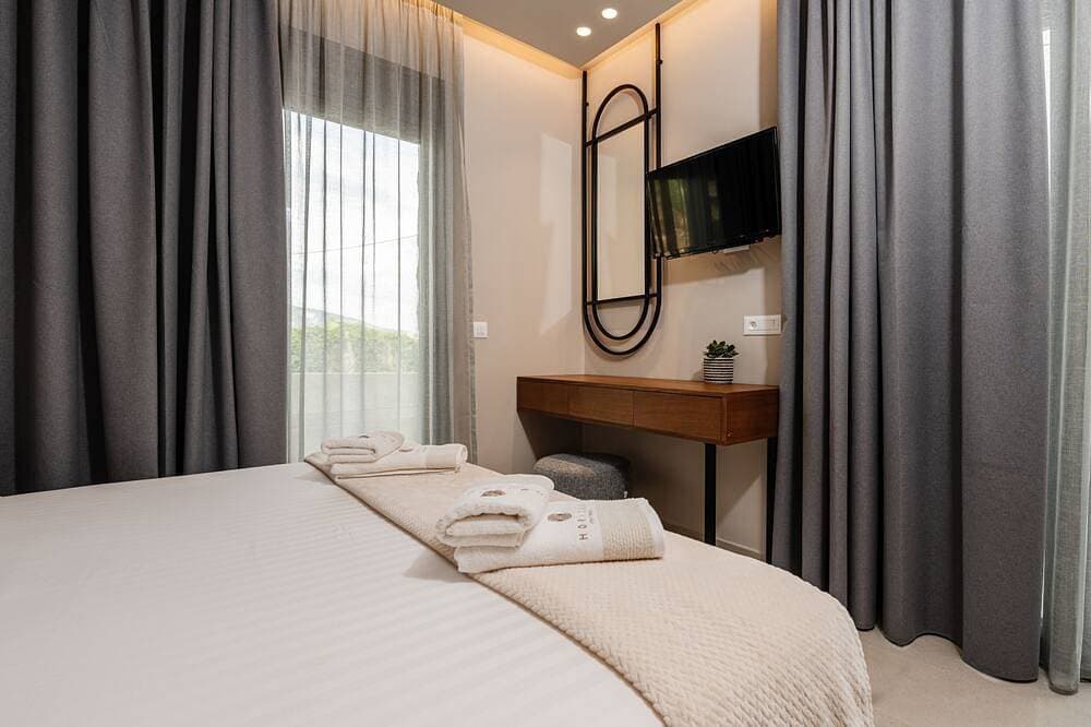 Foto 5 von 30: Horizon Apartments -  Deluxe Triple Room with Sea View
