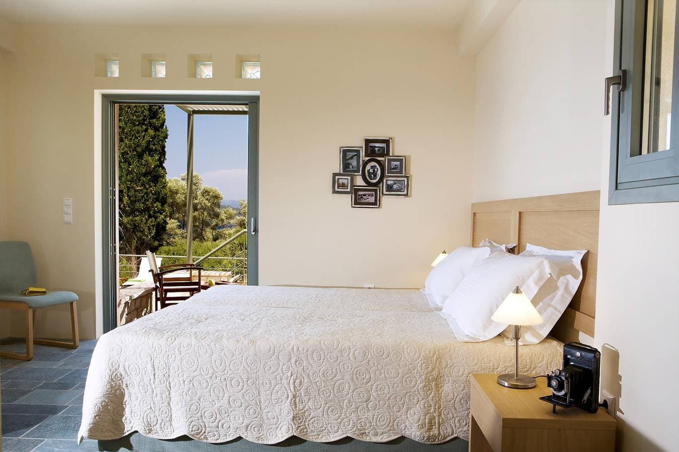 Foto 12 von 29: Stylish Contemporary Villa with Sea Views and Steps to the Water