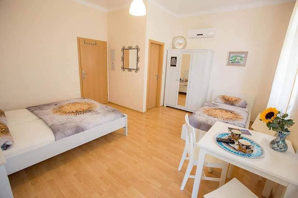 Foto 5 von 44: Quintuple Room with Free Parking