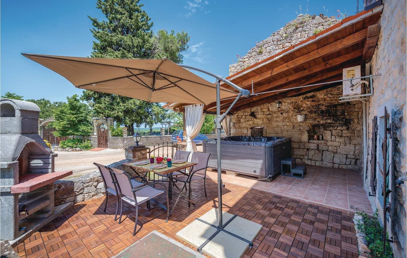 Foto 3 von 17: Modernes Apartment mit Terrasse, WLAN und Parkplatz in der Nähe der Konoba Bačva
