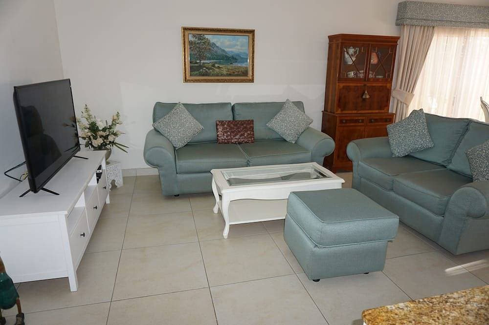 Foto 11 von 30: Private villa with garden &jacuzzi. Great for golfers. BBQ and alfresco dining.