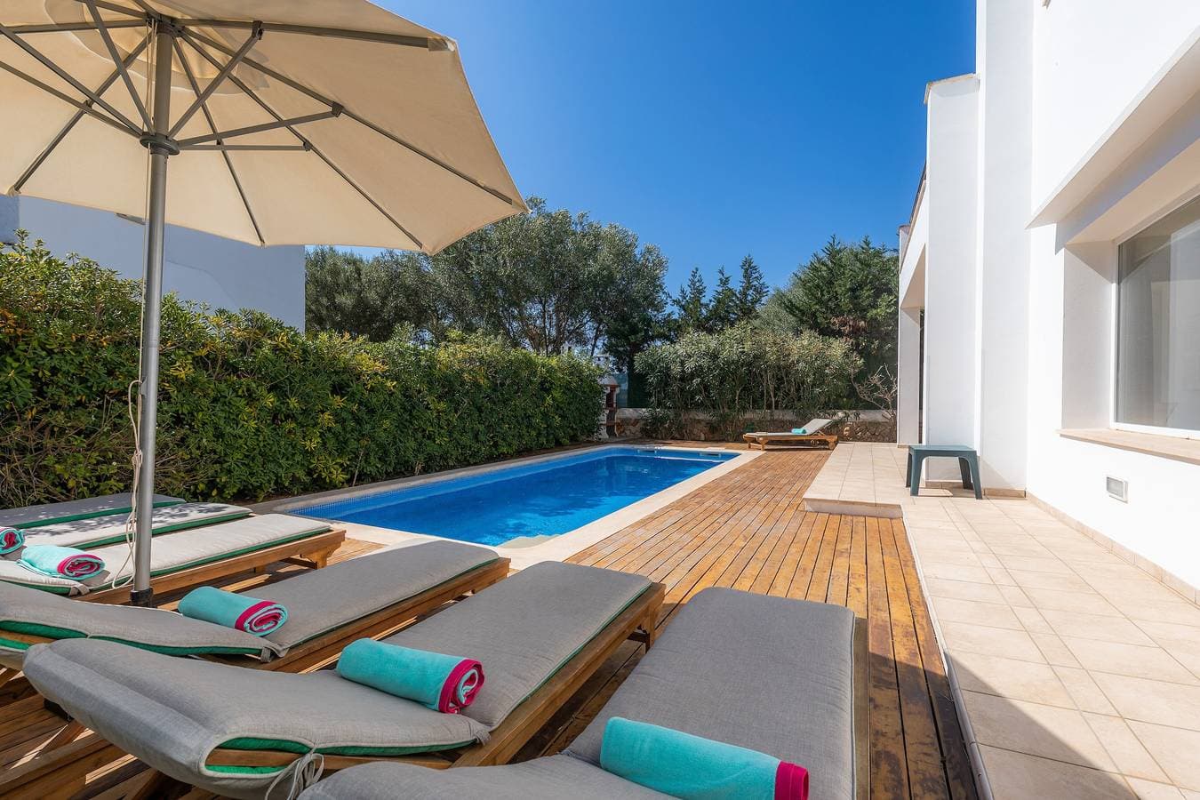 Foto 5 von 42: Haus mit Bergblick, Pool, Garten, Terrasse, Klimaanlage und WLAN