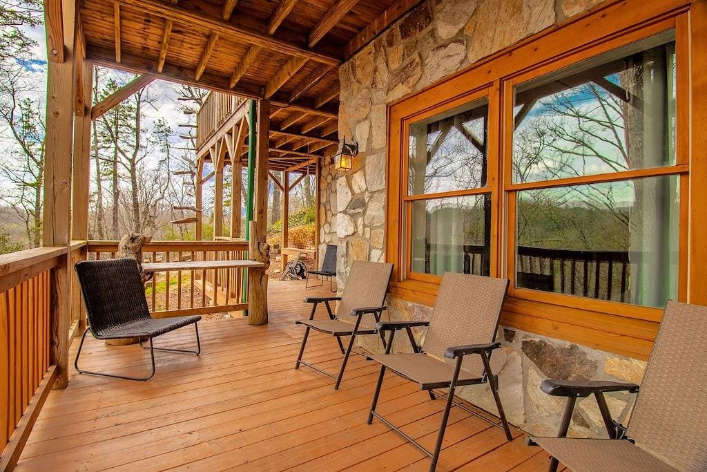 Foto 12 von 50: Elegant Log Cabin between Cherokee and Bryson City, hot tub & fire pit