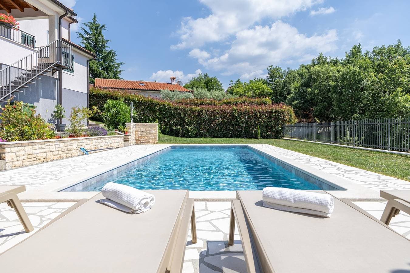 Foto 3 von 31: Ferienhaus Vesna mit Pool
