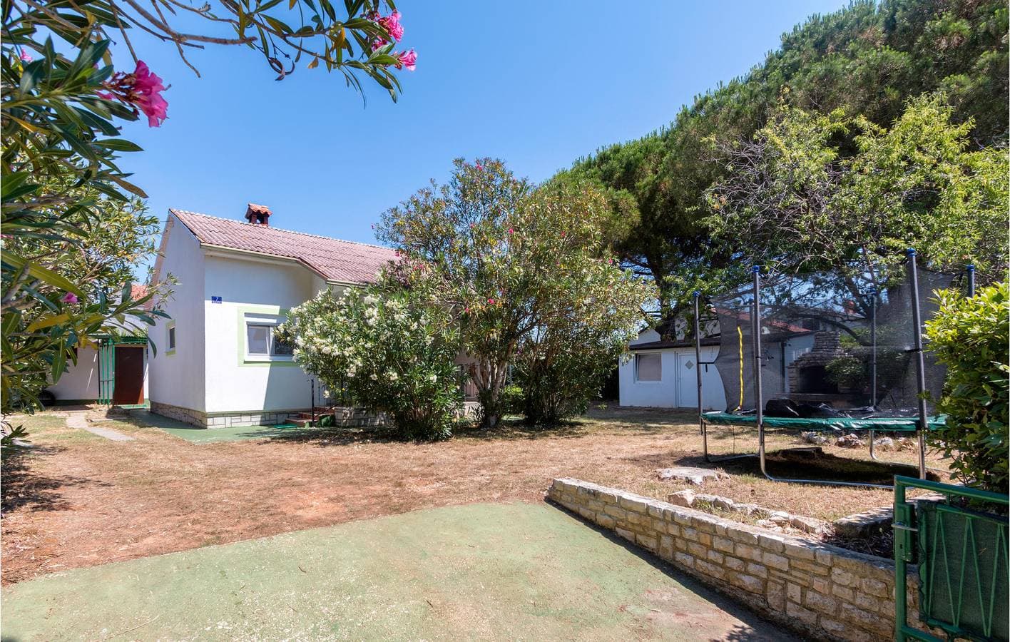 Gemütliche Ferienwohnung mit Terrasse, Klimaanlage und Parkplatz in der Nähe des Strandes Bijela 1