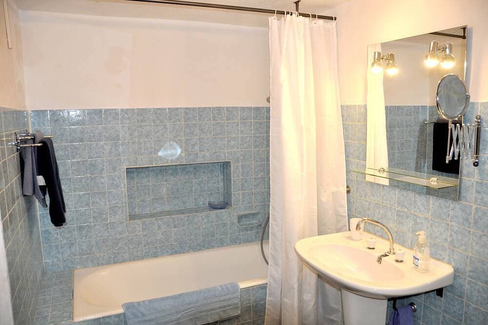 Foto 5 von 30: Familienfreundl. 3-Zi.-Whg. in 2-Familienhaus m. beheizbarem Pool und Bouleplatz