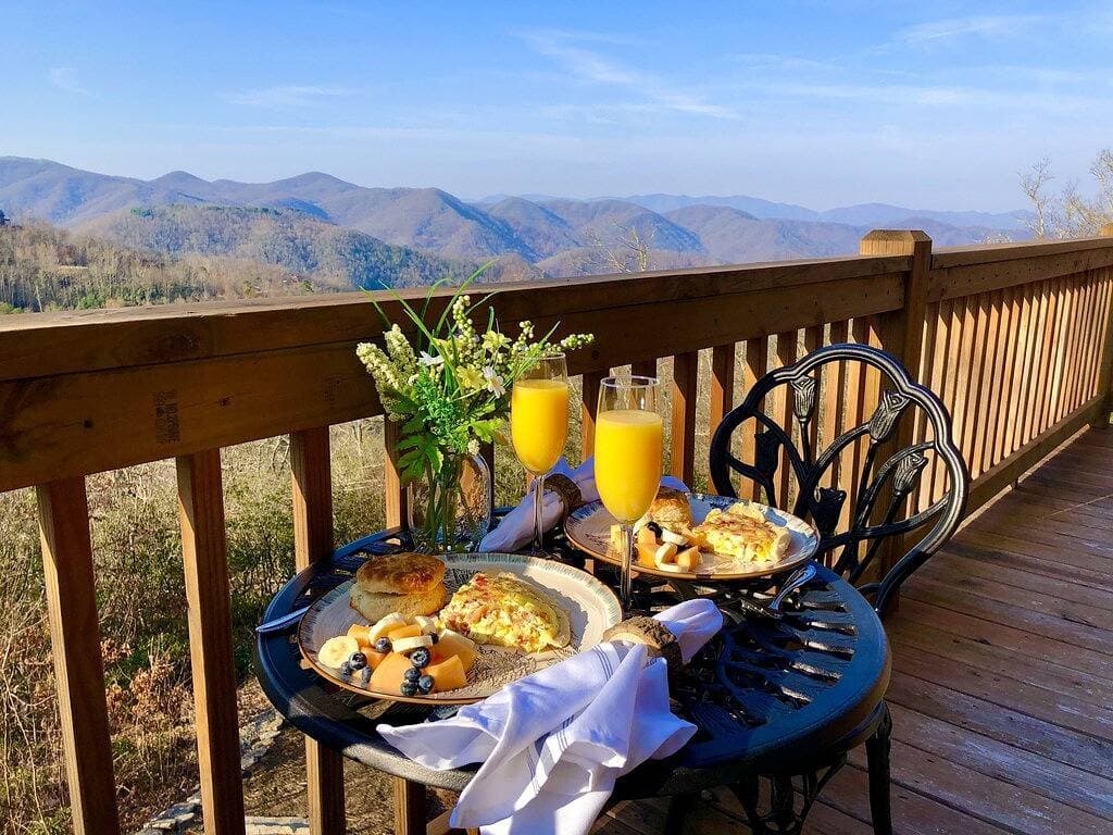Foto 5 von 49: Awesome Views at High Elevations - 1 bedroom with King bed, 3 bath cabin