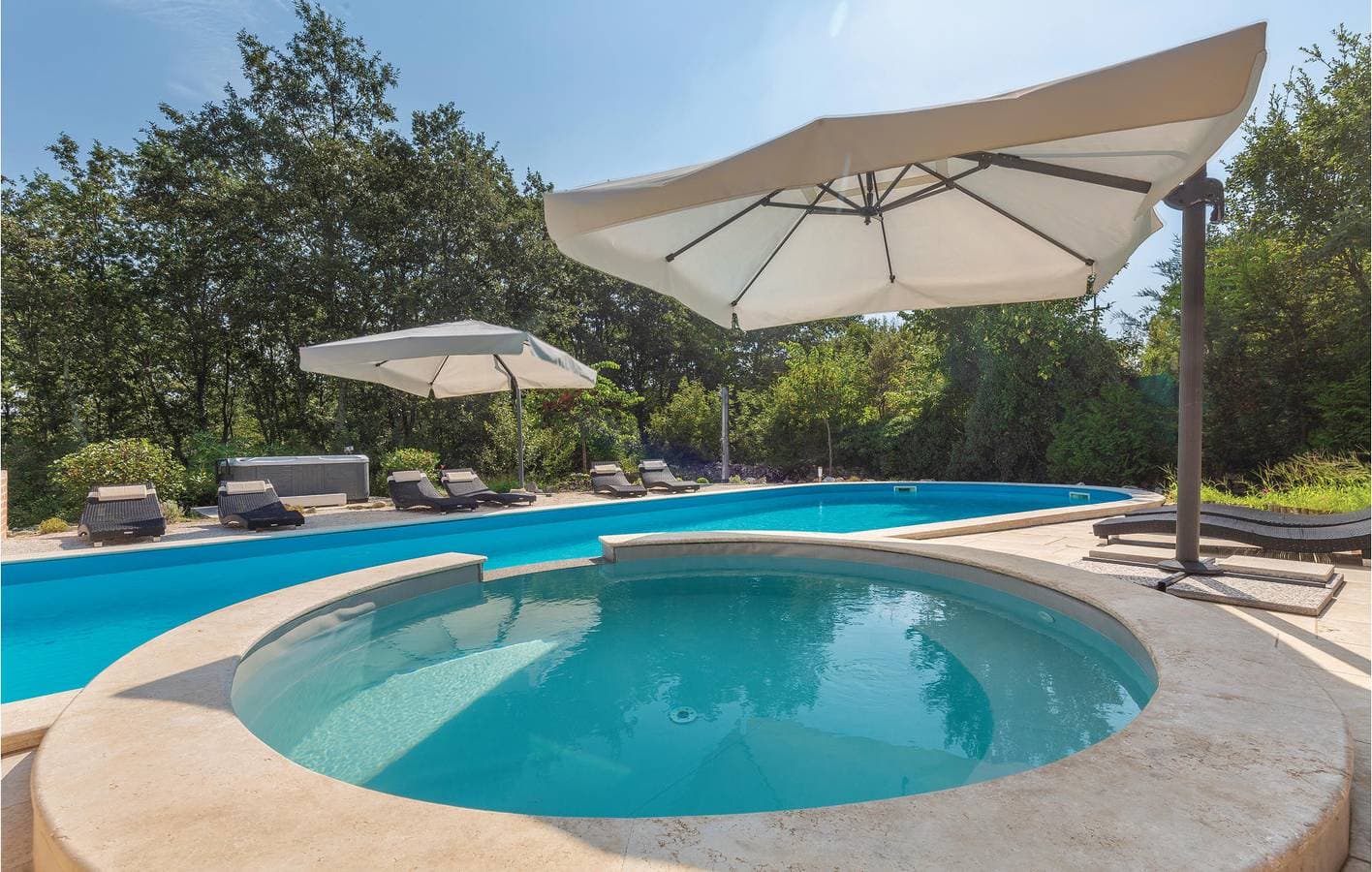 Foto 13 von 47: Geräumige 2-Zimmer-Ferienwohnung mit Pool, WLAN, Klimaanlage und Parkplatz