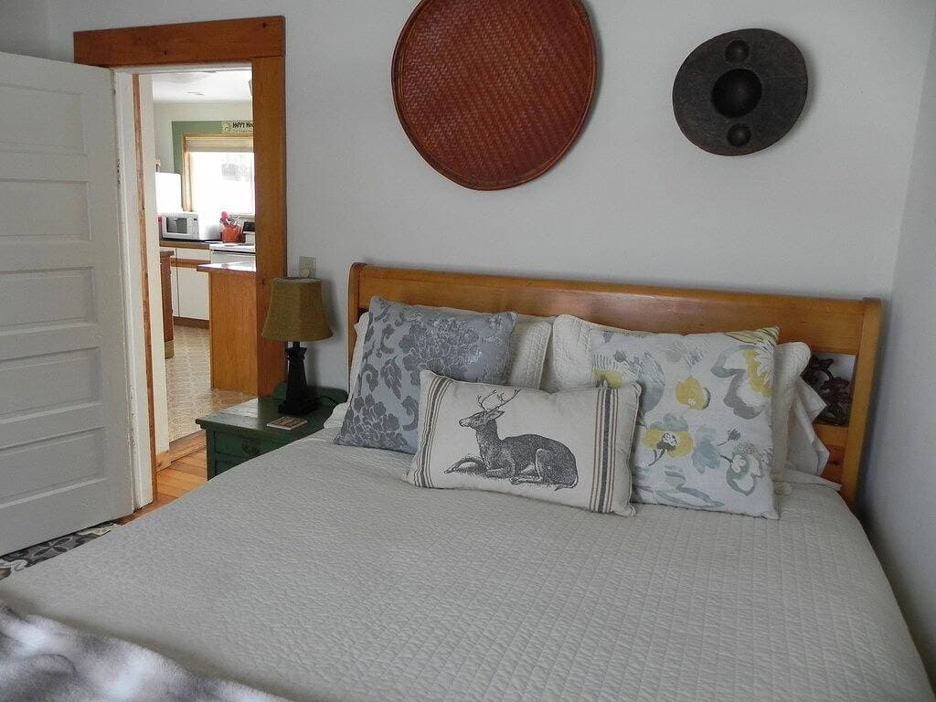 Foto 9 von 23: The Douglas Creek Cottage Komfortabel, jetzt mit Dish Network TV und kostenfreiem WLAN