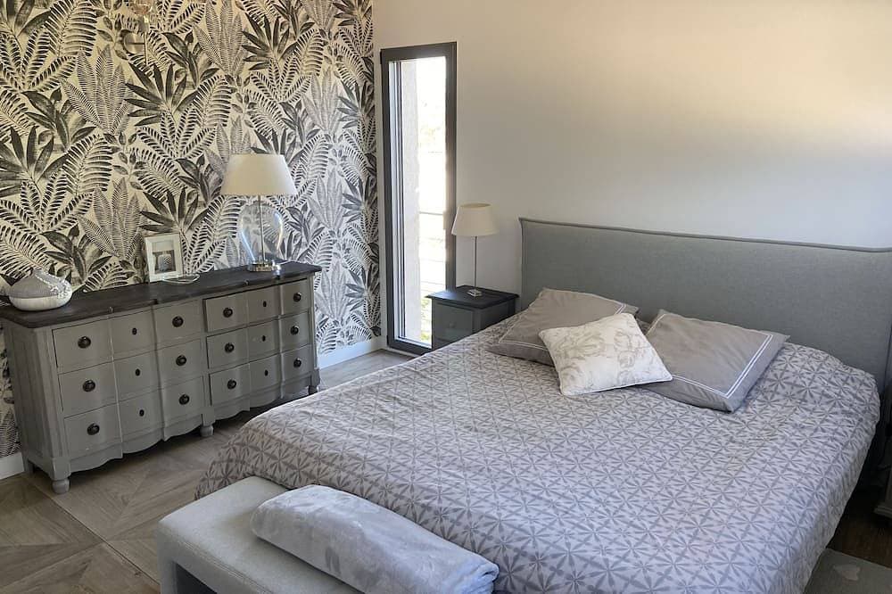 Foto 2 von 30: Beautiful new 180m2 villa with swimming pool terrace and 2500m2 wooded garden
