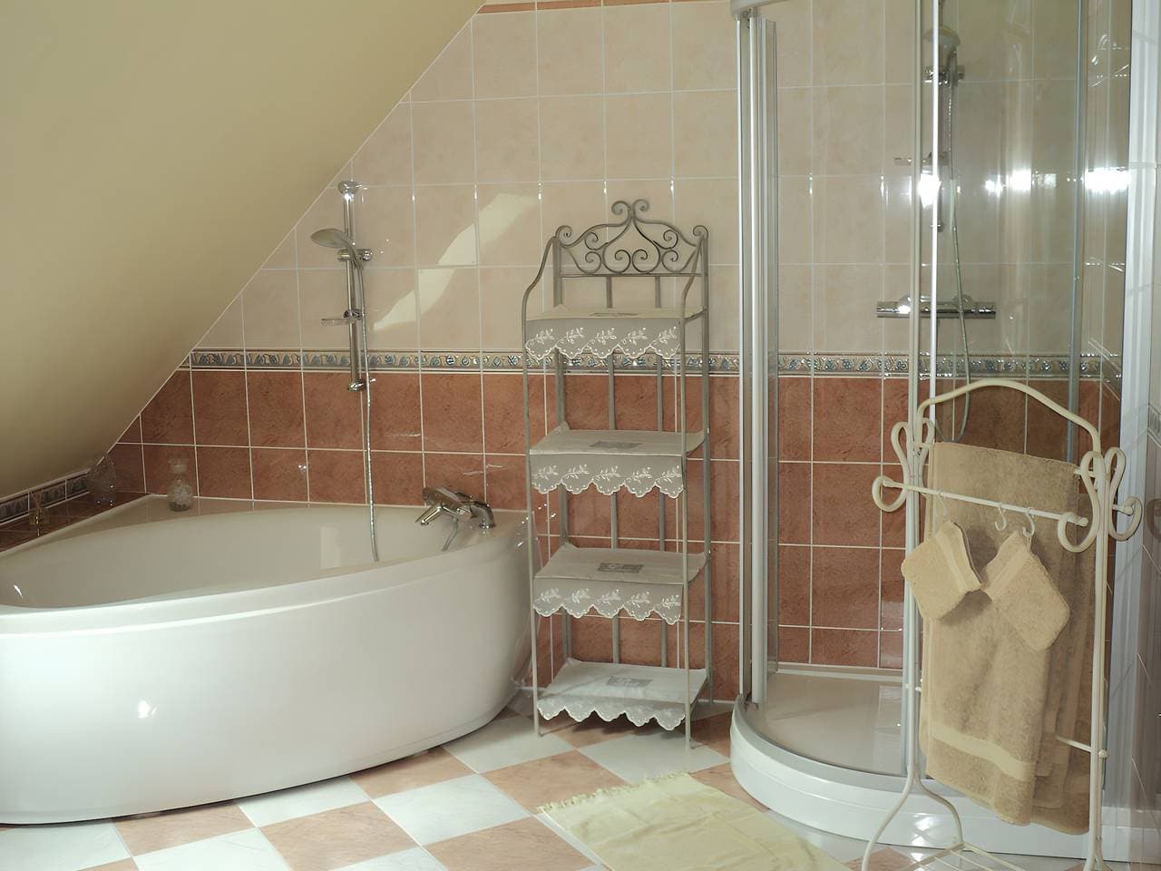 Foto 6 von 11: Gästezimmer „Le Logis du Mesnil“ mit Terrassen, Gemeinschaftsgarten und WLAN