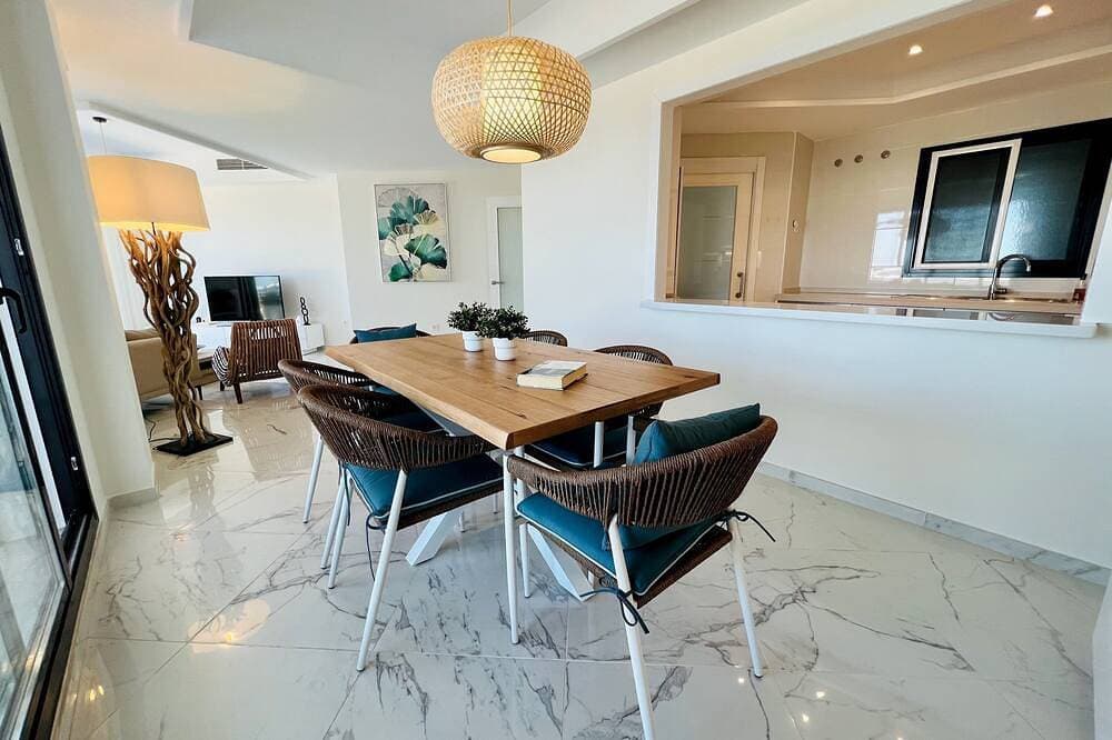 Foto 12 von 30: New Listing, Unique apartment beachfront. Large terrace to the sea