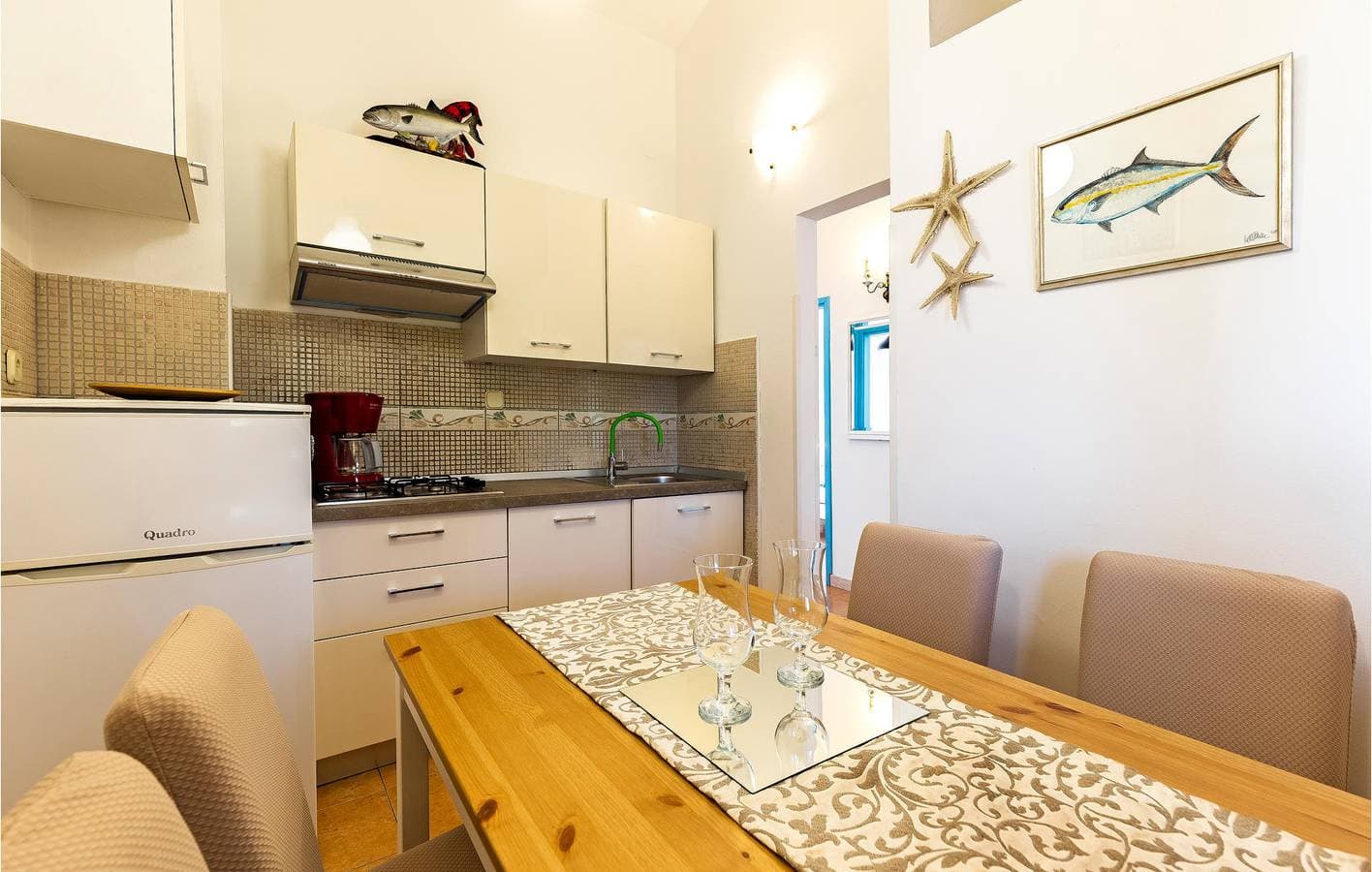 Foto 6 von 28: Gemütliche Ferienwohnung mit Terrasse, Parkplatz und WLAN in der Nähe des Strandes Bijela