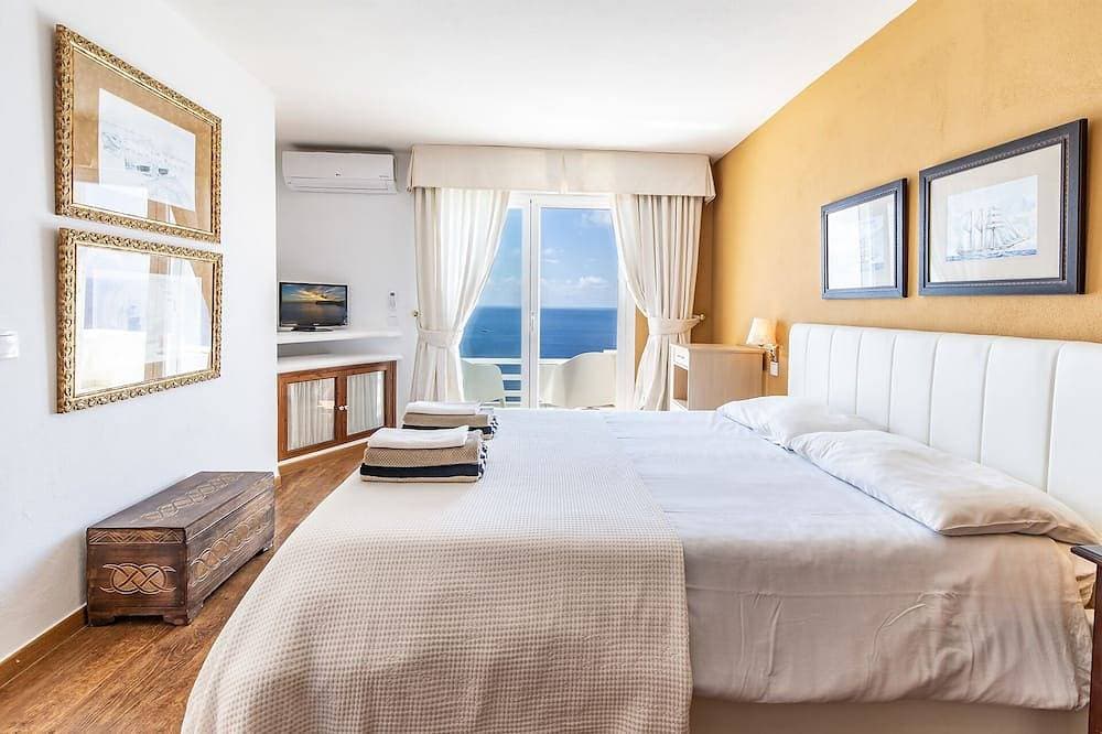 Foto 4 von 25: Haus mit herrlichem Blick auf das Meer, Front mit Pool und mehreren Terrassen