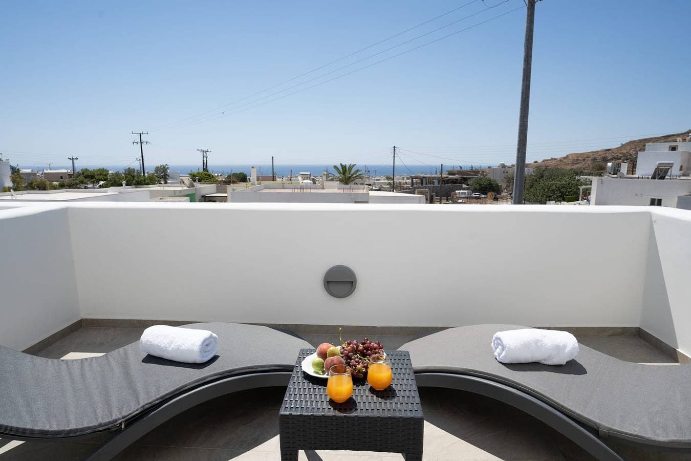 Foto 11 von 36: Lovely Santorini Villa | 1 Bedroom Villa | Private Hot Tub & Beautiful Views